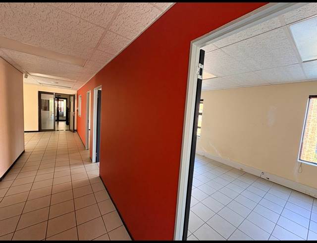 144M² OFFICE TO LET IN FOURWAYS
